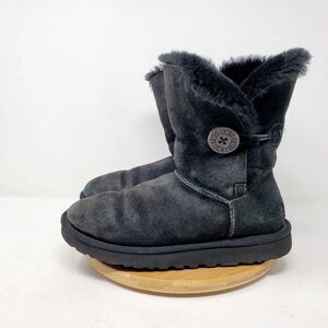 UGG Bailey II‎ Boots Womens 7 Black Suede Sheepskin Winter Button Classic Shoes